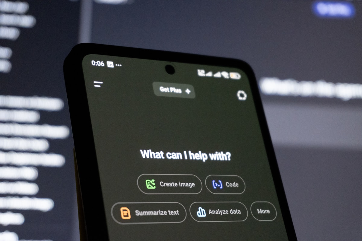 Smartfon z otwartym interfejsem chatbota AI – symbol wyszukiwania przez narzędzia sztucznej inteligencji